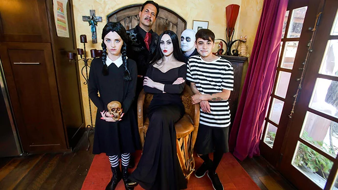 [FamilyStrokes] Audrey Noir,Kate Bloom (Addams Family Orgy)